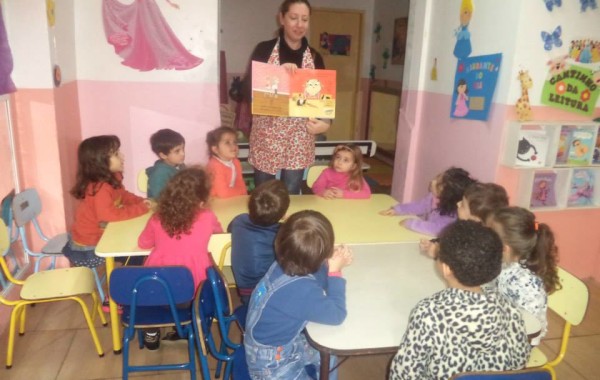 HORA DO CONTO  “EU NUNCA VOU COMER UM TOMATE” MATERNAL III Nutricionista Marcela Silveira