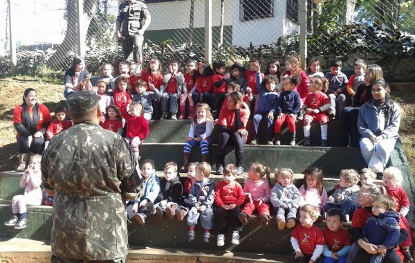 PASSEIO  DA REI ARTHUR VISITANDO O EXÉRCITO